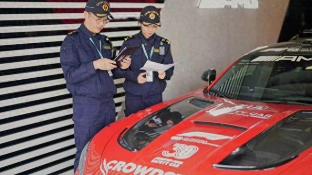 开云体育-极限5天！F1赛车“跳”下飞机直冲赛道，上海海关这波操作太硬核|赛事|物资|车迷_新浪体育_新浪新闻